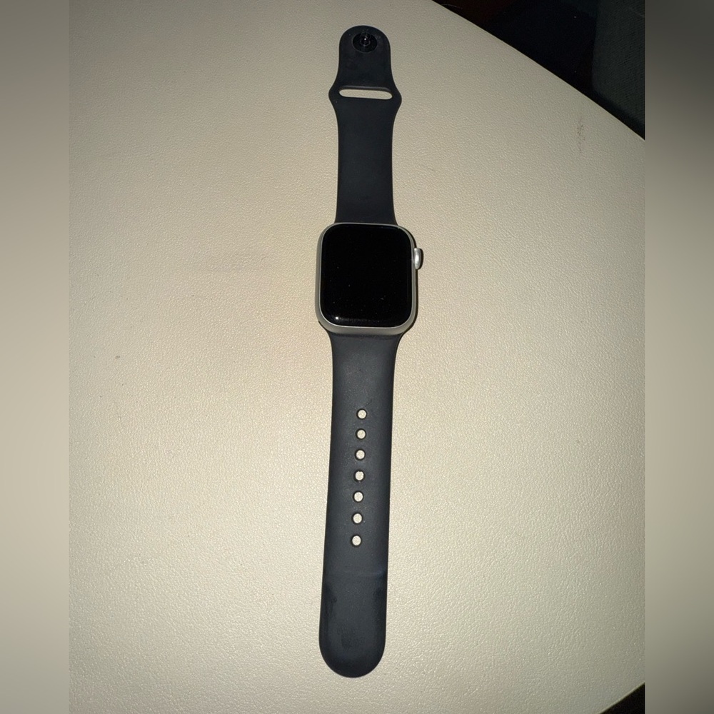 Apple Black Smartwatch with Sleek Design and Sport Band